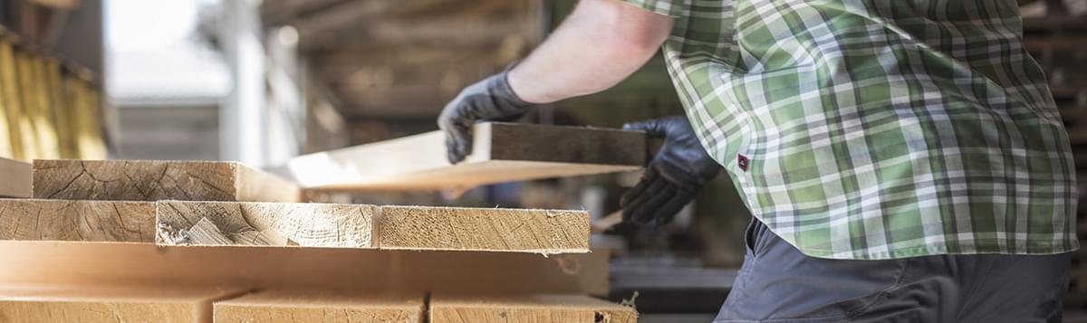 Sägewerk Arbeiter schneidet Holz