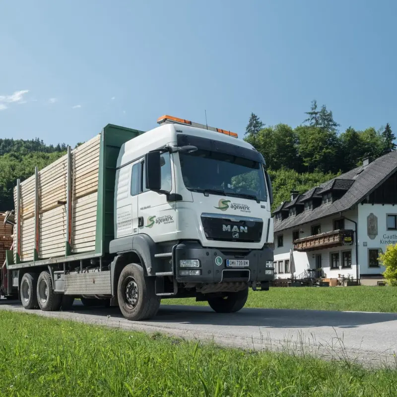 LKW des Sägewerks beladen mit Schnittholz vor dem Gasthof Kirchmühle